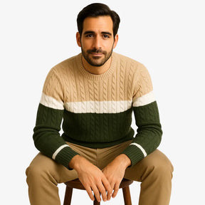 Homem usando suéter masculino trançado com listras horizontais em verde, branco e bege. Malha de inverno com gola redonda e manga longa.
