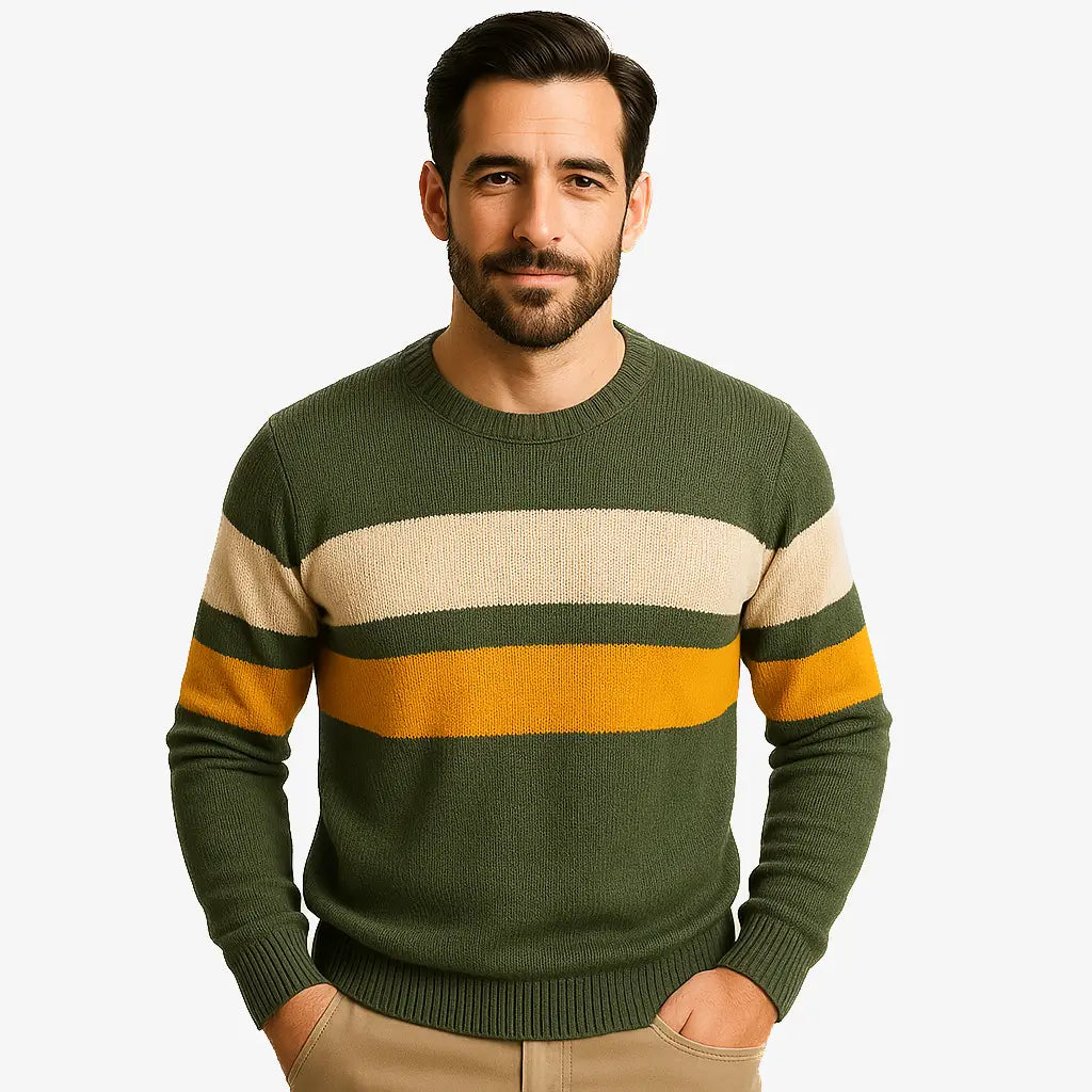 Homem vestindo suéter masculino listrado verde, bege amarelo, com gola redonda e manga comprida. Look casual para o inverno.