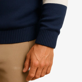Homem vestindo suéter masculino listrado azul marinho, branco e verde, com gola redonda e manga comprida. Look casual para o inverno.