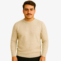 Homem vestindo suéter masculino bege de tricô, com gola redonda e mangas compridas, ideal para o inverno.


