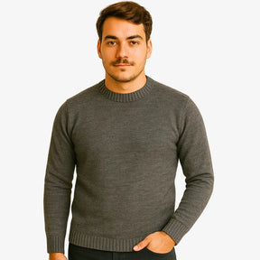 Homem vestindo suéter masculino cinza de tricô, com gola redonda e mangas compridas, ideal para o inverno.

