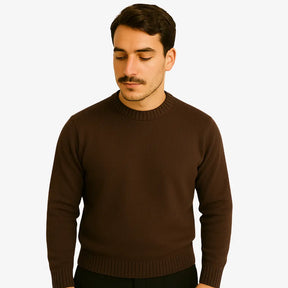 Homem vestindo suéter masculino marrom escuro de tricô, com gola redonda e mangas compridas, ideal para o inverno.

