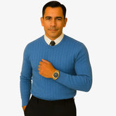 Homem elegante vestindo suéter gola redonda com textura em tramas verticais, camisa branca e gravata preta. Look sofisticado com calça preta para outono/inverno