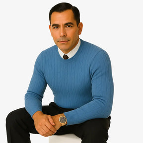 Homem elegante vestindo suéter gola redonda com textura em tramas verticais, camisa branca e gravata preta. Look sofisticado com calça preta para outono/inverno