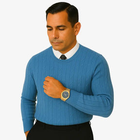 Homem elegante vestindo suéter gola redonda com textura em tramas verticais, camisa branca e gravata preta. Look sofisticado com calça preta para outono/inverno
