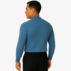 Homem elegante vestindo suéter gola redonda com textura em tramas verticais, camisa branca e gravata preta. Look sofisticado com calça preta para outono/inverno
