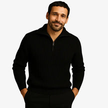 Homem estiloso vestindo suéter de lã com zíper, gola alta e textura canelada. Look casual elegante com calça chino clara para dias frios