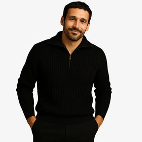 Homem estiloso vestindo suéter de lã com zíper, gola alta e textura canelada. Look casual elegante com calça chino clara para dias frios
