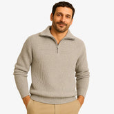 Homem estiloso vestindo suéter de lã com zíper, gola alta e textura canelada. Look casual elegante com calça chino clara para dias frios