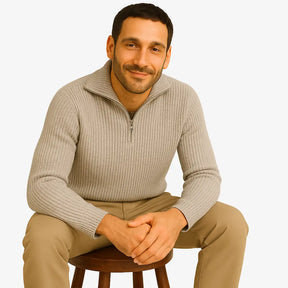 Homem estiloso vestindo suéter de lã com zíper, gola alta e textura canelada. Look casual elegante com calça chino clara para dias frios