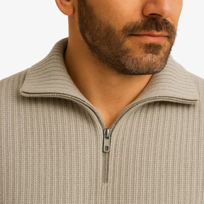 Homem estiloso vestindo suéter de lã com zíper, gola alta e textura canelada. Look casual elegante com calça chino clara para dias frios