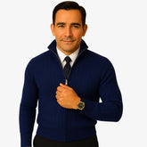 Homem elegante vestindo suéter azul marinho de lã com zíper e textura canelada, camisa branca e gravata preta. Estilo refinado para o inverno.