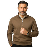 Homem maduro vestindo suéter marrom masculino com zíper e detalhes brancos nas mangas, estilo casual e sofisticado.