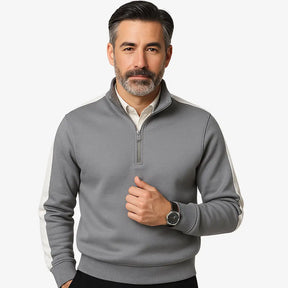 Homem maduro vestindo suéter cinza masculino com zíper e detalhes brancos nas mangas, estilo casual e sofisticado.