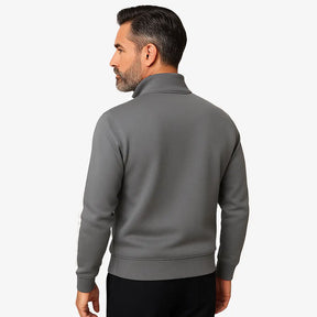 Homem maduro vestindo suéter cinza masculino com zíper e detalhes brancos nas mangas, estilo casual e sofisticado.