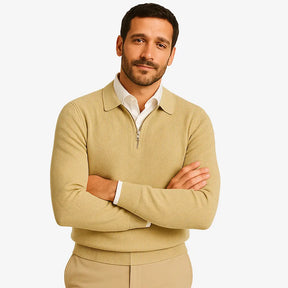 Homem estiloso vestindo suéter de lã com zíper, gola alta e textura canelada. Look casual elegante com calça chino clara para dias frios