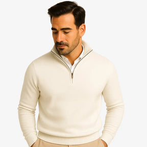 Homem vestindo suéter masculino branco com zíper e camisa branca, calça chino bege — look casual elegante