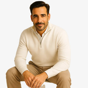Homem vestindo suéter masculino branco com zíper e camisa branca, calça chino bege — look casual elegante
