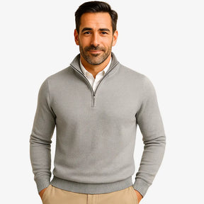 Homem vestindo suéter masculino cinza com zíper e camisa branca, calça chino bege — look casual elegante