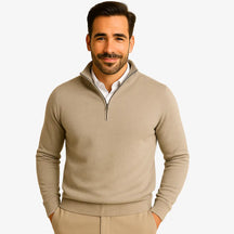 Homem vestindo suéter masculino caqui com zíper e camisa branca, calça chino bege — look casual elegante