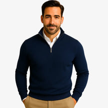 Homem vestindo suéter masculino azul marinho com zíper e camisa branca, calça chino bege — look casual elegante