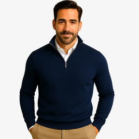 Homem vestindo suéter masculino azul marinho com zíper e camisa branca, calça chino bege — look casual elegante