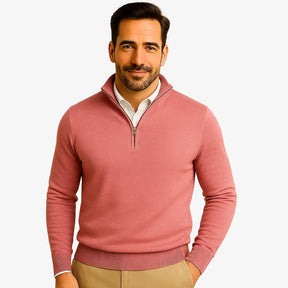 Homem vestindo suéter masculino rosa com zíper e camisa branca, calça chino bege — look casual elegante