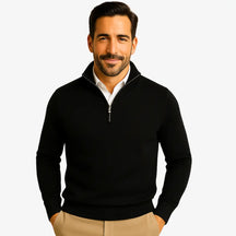 Homem vestindo suéter masculino preto com zíper e camisa branca, calça chino bege — look casual elegante