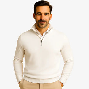 Homem vestindo suéter masculino branco com zíper e camisa branca, calça chino bege — look casual elegante
