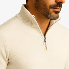 Homem vestindo suéter masculino branco com zíper e camisa branca, calça chino bege — look casual elegante