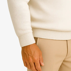 Homem vestindo suéter masculino branco com zíper e camisa branca, calça chino bege — look casual elegante