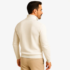 Homem vestindo suéter masculino branco com zíper e camisa branca, calça chino bege — look casual elegante