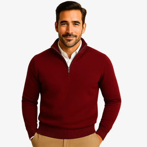 Homem vestindo suéter masculino vinho com zíper e camisa branca, calça chino bege — look casual elegante
