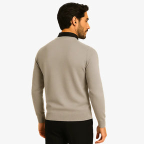 Homem vestindo suéter masculino cinza claro de tricô, com gola V e mangas compridas, ideal para o inverno.