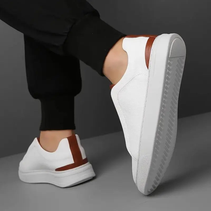 Tênis casual masculino  em couro branco, modelo casual, ideal para uso diário, confortável e respirável.