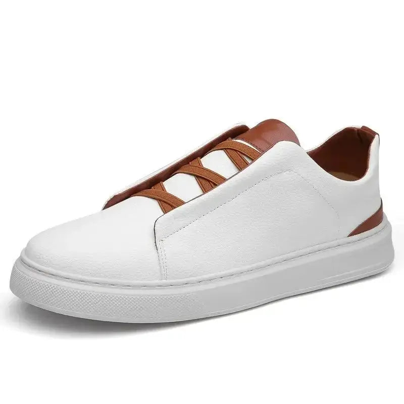 Tênis casual masculino  em couro branco, modelo casual, ideal para uso diário, confortável e respirável.