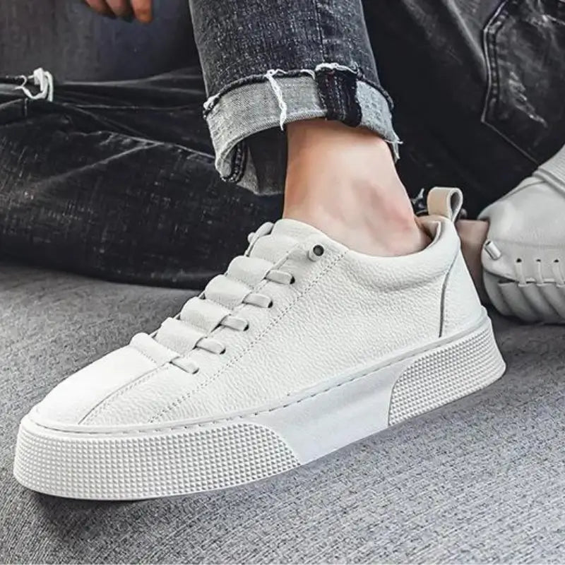 Tênis casual masculino branco, modelo casual, ideal para uso diário, confortável e respirável.