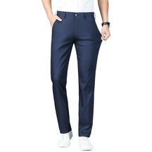 Calça Social Masculina Perfeita para ocasiões formais e profissionais, esta calça social é confeccionada em tecido de alta qualidade, com corte slim que proporciona um caimento moderno e confortável. Acabamento refinado e detalhes que valorizam o estilo clássico masculino. Ideal para combinar com camisas sociais e sapatos de couro, adicionando sofisticação e estilo ao casual