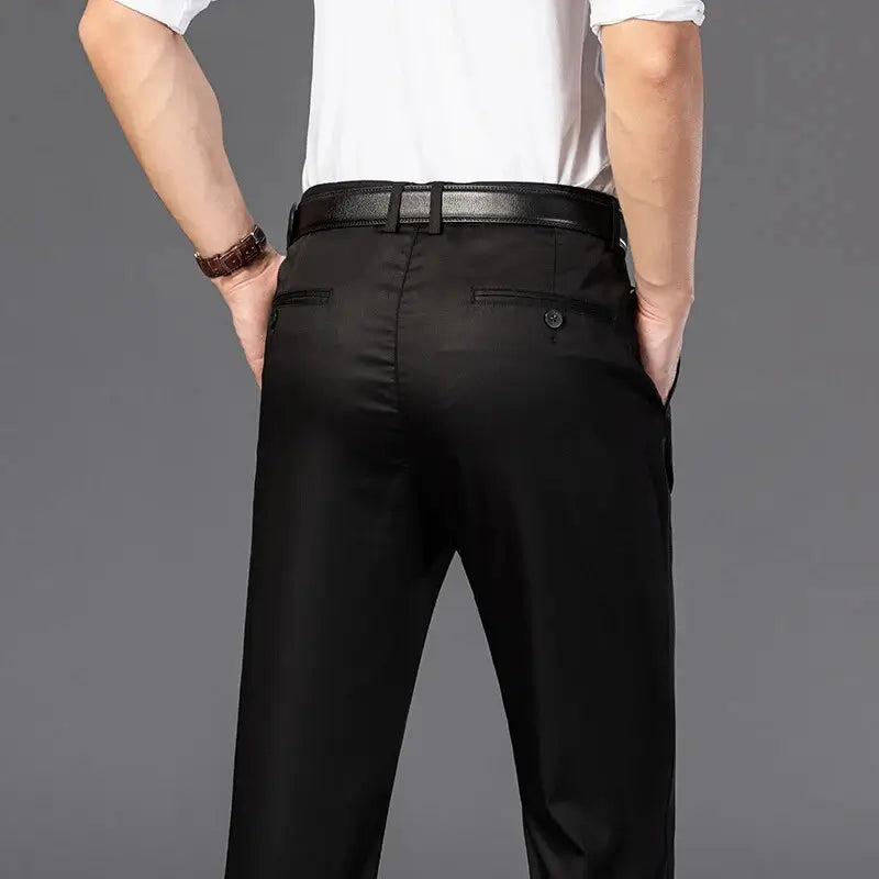 Calça Social Masculina Perfeita para ocasiões formais e profissionais, esta calça social é confeccionada em tecido de alta qualidade, com corte slim que proporciona um caimento moderno e confortável. Acabamento refinado e detalhes que valorizam o estilo clássico masculino. Ideal para combinar com camisas sociais e sapatos de couro, adicionando sofisticação e estilo ao casual