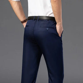 Calça Social Masculina Perfeita para ocasiões formais e profissionais, esta calça social é confeccionada em tecido de alta qualidade, com corte slim que proporciona um caimento moderno e confortável. Acabamento refinado e detalhes que valorizam o estilo clássico masculino. Ideal para combinar com camisas sociais e sapatos de couro, adicionando sofisticação e estilo ao casual