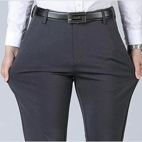 Calça Social Masculina Perfeita para ocasiões formais e profissionais, esta calça social é confeccionada em tecido de alta qualidade, com corte slim que proporciona um caimento moderno e confortável. Acabamento refinado e detalhes que valorizam o estilo clássico masculino. Ideal para combinar com camisas sociais e sapatos de couro, adicionando sofisticação e estilo ao casual