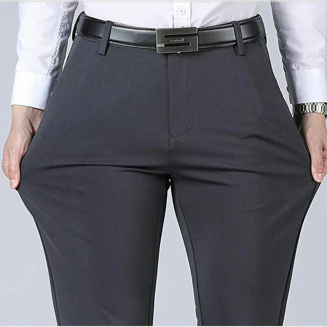 Calça Social Masculina Perfeita para ocasiões formais e profissionais, esta calça social é confeccionada em tecido de alta qualidade, com corte slim que proporciona um caimento moderno e confortável. Acabamento refinado e detalhes que valorizam o estilo clássico masculino. Ideal para combinar com camisas sociais e sapatos de couro, adicionando sofisticação e estilo ao casual