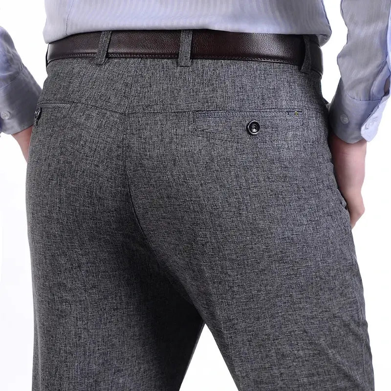 Calça Social Masculina Perfeita para ocasiões formais e profissionais, esta calça social é confeccionada em tecido de alta qualidade, com corte slim que proporciona um caimento moderno e confortável. Acabamento refinado e detalhes que valorizam o estilo clássico masculino. Ideal para combinar com camisas sociais e sapatos de couro, adicionando sofisticação e estilo ao casual