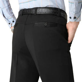 Calça Social Masculina Perfeita para ocasiões formais e profissionais, esta calça social é confeccionada em tecido de alta qualidade, com corte slim que proporciona um caimento moderno e confortável. Acabamento refinado e detalhes que valorizam o estilo clássico masculino. Ideal para combinar com camisas sociais e sapatos de couro, adicionando sofisticação e estilo ao casual