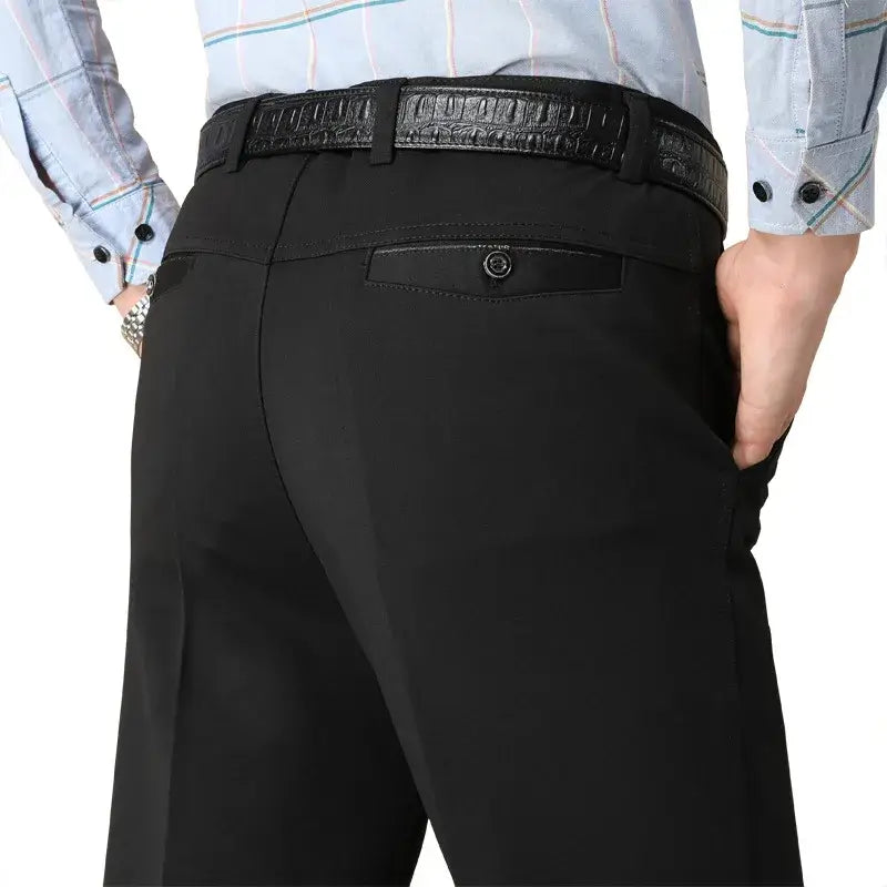 Calça Social Masculina Perfeita para ocasiões formais e profissionais, esta calça social é confeccionada em tecido de alta qualidade, com corte slim que proporciona um caimento moderno e confortável. Acabamento refinado e detalhes que valorizam o estilo clássico masculino. Ideal para combinar com camisas sociais e sapatos de couro, adicionando sofisticação e estilo ao casual