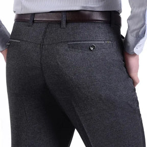 Calça Social Masculina Perfeita para ocasiões formais e profissionais, esta calça social é confeccionada em tecido de alta qualidade, com corte slim que proporciona um caimento moderno e confortável. Acabamento refinado e detalhes que valorizam o estilo clássico masculino. Ideal para combinar com camisas sociais e sapatos de couro, adicionando sofisticação e estilo ao casual