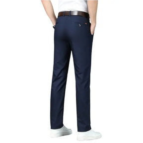 Calça Social Masculina Perfeita para ocasiões formais e profissionais, esta calça social é confeccionada em tecido de alta qualidade, com corte slim que proporciona um caimento moderno e confortável. Acabamento refinado e detalhes que valorizam o estilo clássico masculino. Ideal para combinar com camisas sociais e sapatos de couro, adicionando sofisticação e estilo ao casual