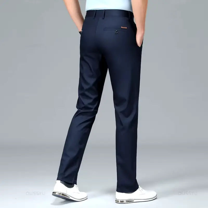 Calça Social Masculina Perfeita para ocasiões formais e profissionais, esta calça social é confeccionada em tecido de alta qualidade, com corte slim que proporciona um caimento moderno e confortável. Acabamento refinado e detalhes que valorizam o estilo clássico masculino. Ideal para combinar com camisas sociais e sapatos de couro, adicionando sofisticação e estilo ao casual