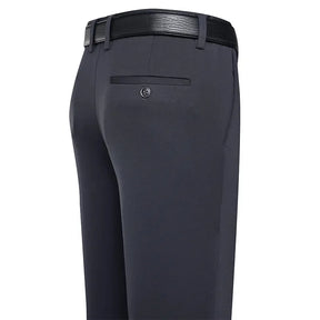 Calça Social Masculina Perfeita para ocasiões formais e profissionais, esta calça social é confeccionada em tecido de alta qualidade, com corte slim que proporciona um caimento moderno e confortável. Acabamento refinado e detalhes que valorizam o estilo clássico masculino. Ideal para combinar com camisas sociais e sapatos de couro, adicionando sofisticação e estilo ao casual