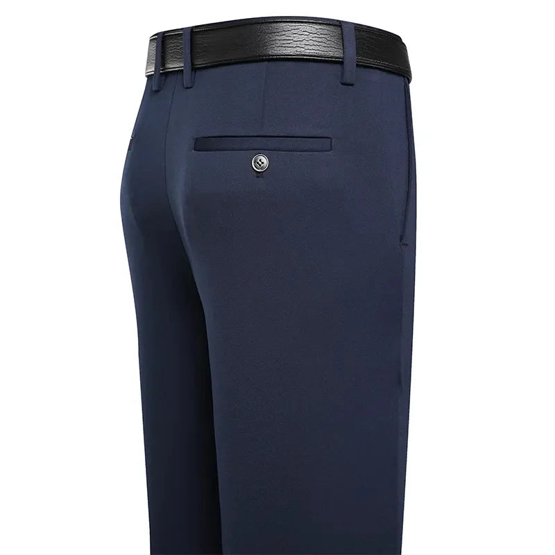 Calça Social Masculina Perfeita para ocasiões formais e profissionais, esta calça social é confeccionada em tecido de alta qualidade, com corte slim que proporciona um caimento moderno e confortável. Acabamento refinado e detalhes que valorizam o estilo clássico masculino. Ideal para combinar com camisas sociais e sapatos de couro, adicionando sofisticação e estilo ao casual